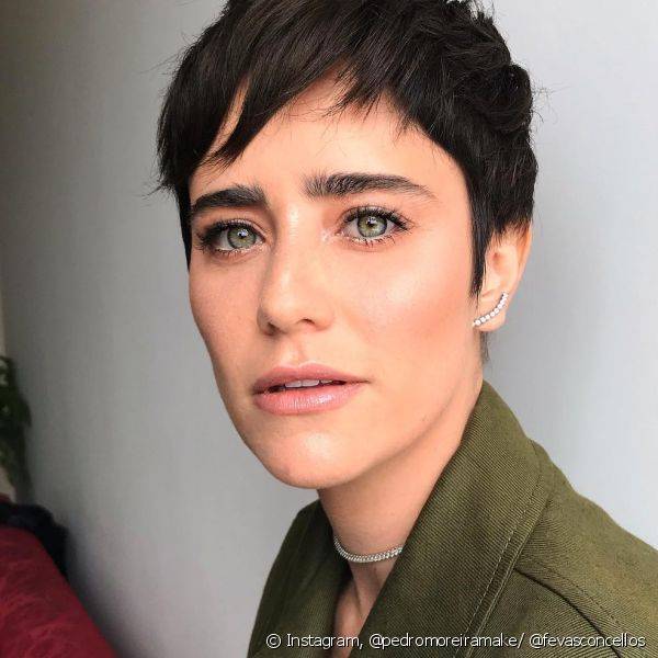 A pele iluminada de Fernanda Vasconcellos ajuda a dar uma ar mais saud?vel ao look da atriz (Foto: Instagram @pedromoreiramake/ @fevasconcellos)